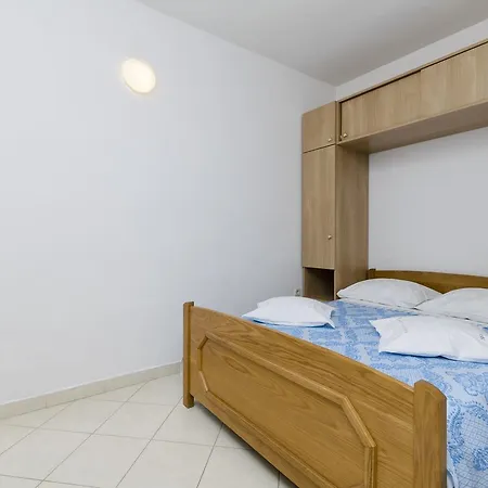 Apartment Mime