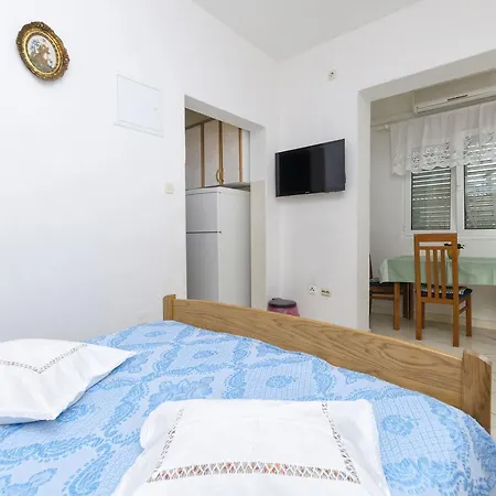 Apartment Mime